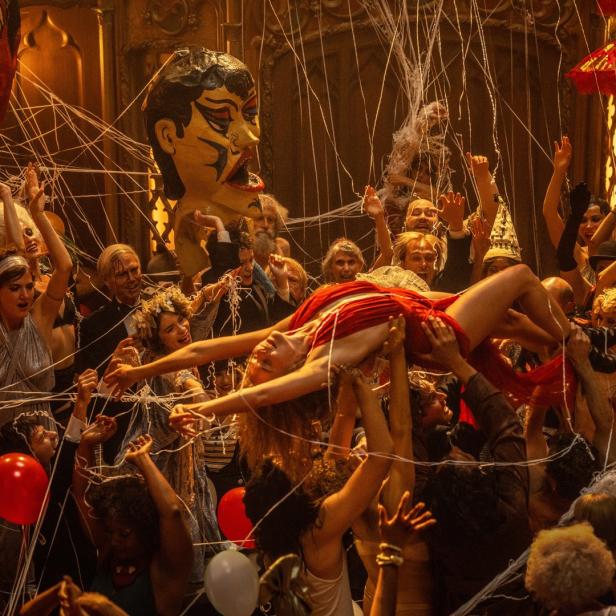 Margot Robbie (Mitte) feiert wilde Partys, ehe sie als aufstrebende Schauspielerin am Filmset erscheint: „Babylon: Rausch der Ekstase“