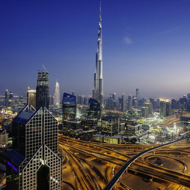 Blaue Stunde in der Wüstenstadt Dubai: Was für ein Blick auf die Skyline mit dem Burj Khalifa