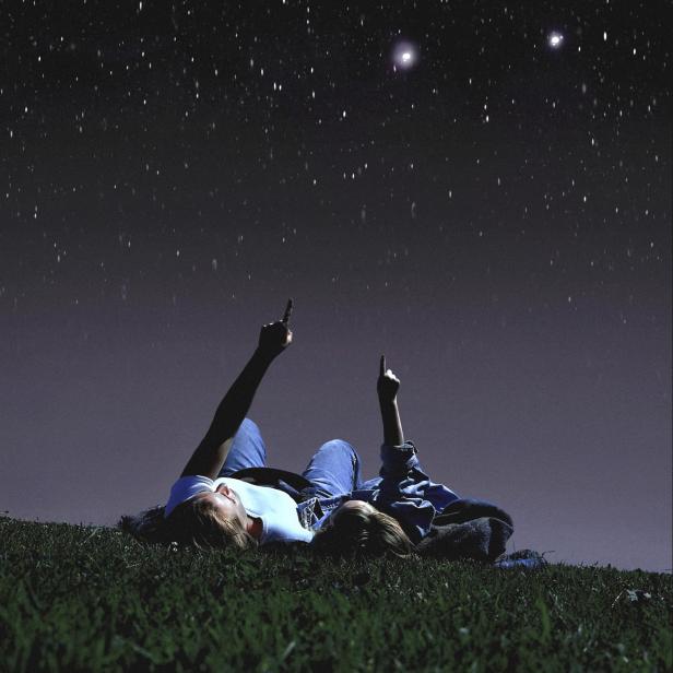 Mother and daughter looking at stars - Stock-Fotografie