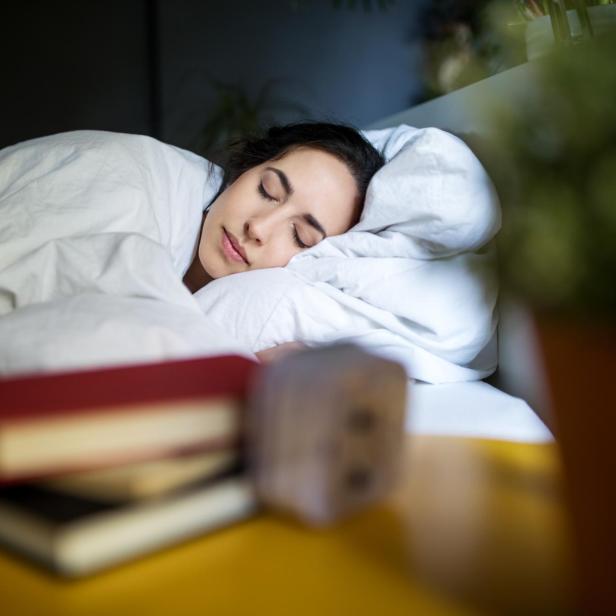 Young woman sleeping peacefully - Stock-Fotografie