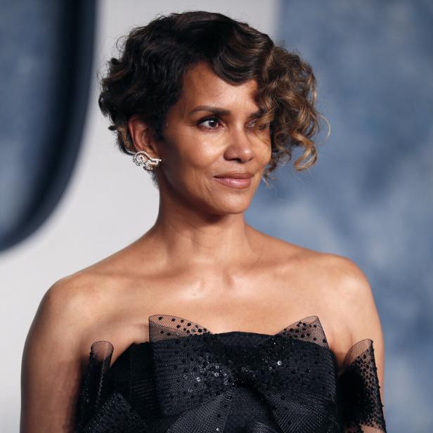 Halle Berry posiert bei der Oscar-Party von Vanity Fair