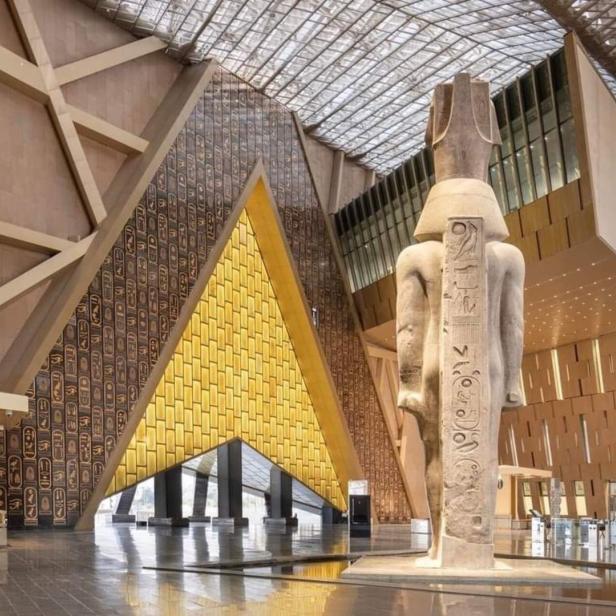 Das gut 3.000 Jahre alte Ebenbild von Ramses II. dominiert das Atrium des neuen Museums
