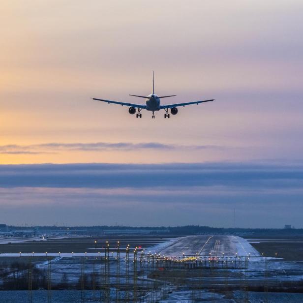 Flugzeug Landung zum Flughafen runway - Stock-Fotografie