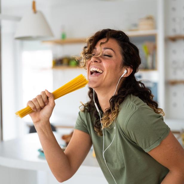Frau mit Pasta in der Küche - Stock-Fotografie