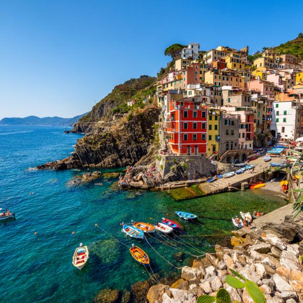 Cinque Terre in Italien, bunte Häuser und kleine Boote in der Bucht