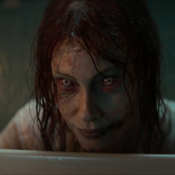 Alyssa Sutherland als dämonische Mutter in „Evil Dead Rise“