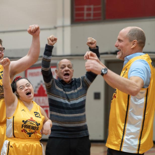 Woody Harrelson (re.) als Basketball-Trainer, der Sozialdienst leisten muss: „Champions“