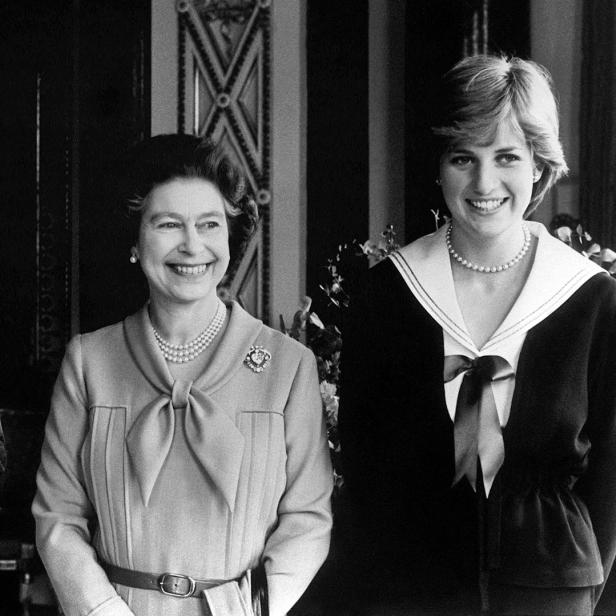 Prinz Charles im März 1981 mit Queen Elizabeth und seiner damals noch Verlobten Diana 