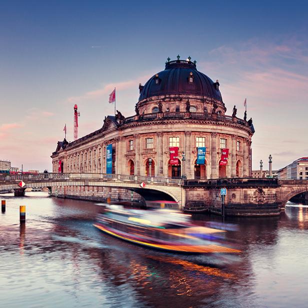 Berlin: Bode-Museum mit Fernsehturm im Sonnenuntergang, UNESCO-Welterbe
