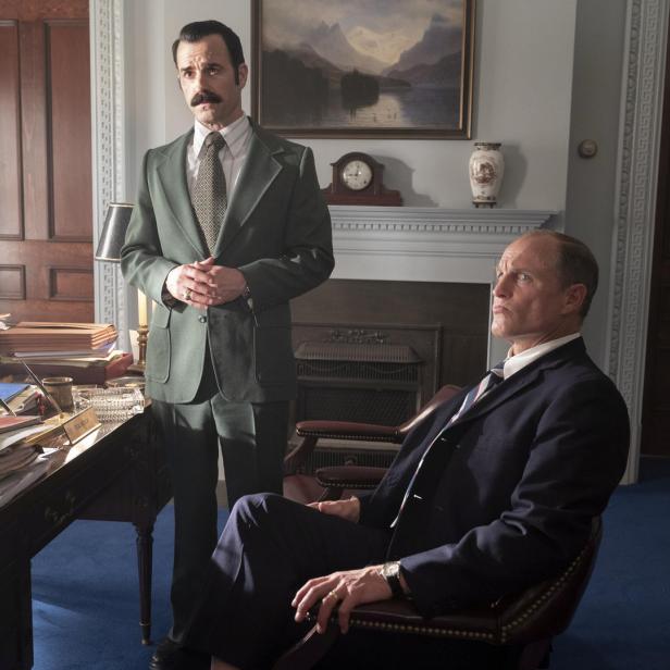 Justin Theroux und Woody Harrelson in „White House Plumbers“