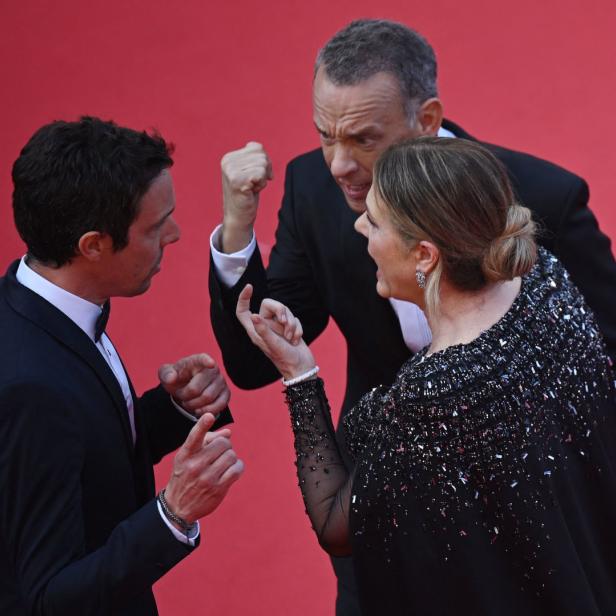 Tom Hanks und Rita Wilson sprechen mit einem Mitarbeiter des Filmfestivals