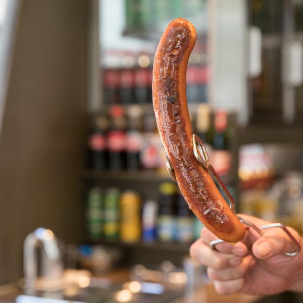 Gebratene Wurst bei einem Wiener Würstelstand