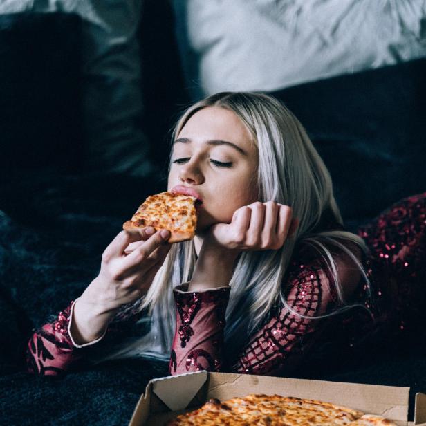 Frau isst Pizza