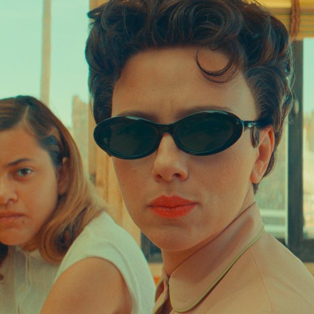 Scarlett Johansson als Schauspielerin, die in einer staubigen Western-Kleinstadt hängen bleibt: „Asteroid City“ von Wes Anderson