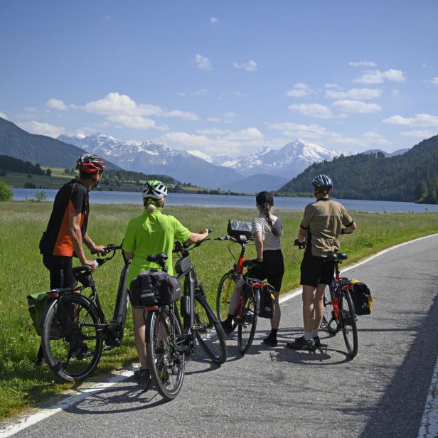 Immer wieder traumhafte Ausblicke: Pause am Radweg am Haidersee mit Blick auf den Ortler