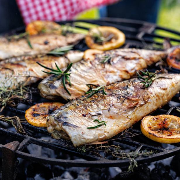 Durch den Eigengeschmack braucht es bei der Makrele keine Marinade – Knoblauch, Zitrone, Salz und Rosmarin runden das Gericht ab