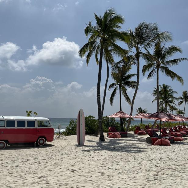 Absurde Kulisse: ein uralter, roter VW-Bulli (inkl. DJ-Pult) auf der Sandbank von Finolhu