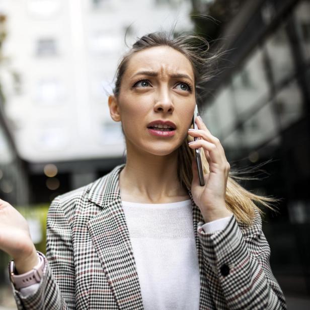 Unzufriedene Geschäftsfrau am Telefon - Stock-Fotografie