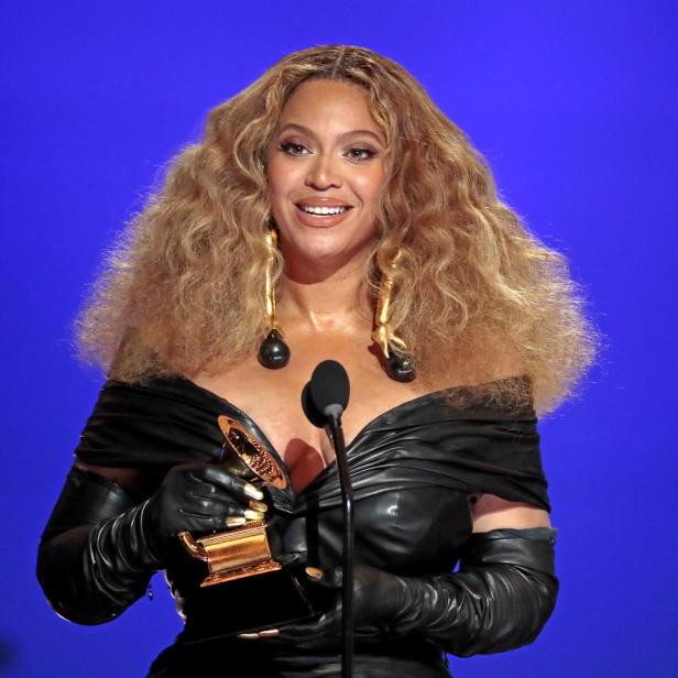 Beyoncé in in Pharall Williams ersten, maßgeschneidertem Louis Vuitton Look