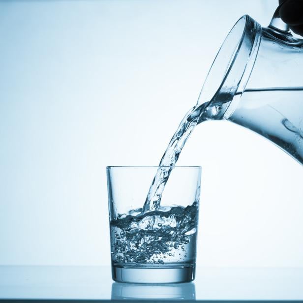 Es ist empfehlenswert, Wasser in seiner natürlichen Form zu trinken.