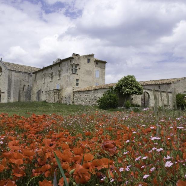 Inmitten von Feldern und Wiesen: die ehemalige Abtei bei Mane