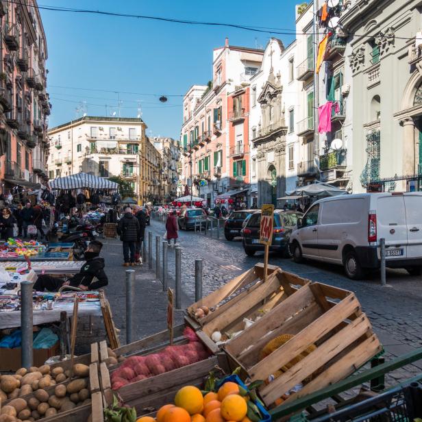 Auf dem quirligen Mercato dei Vergini gibt es Obst, Gemüse und Keramik