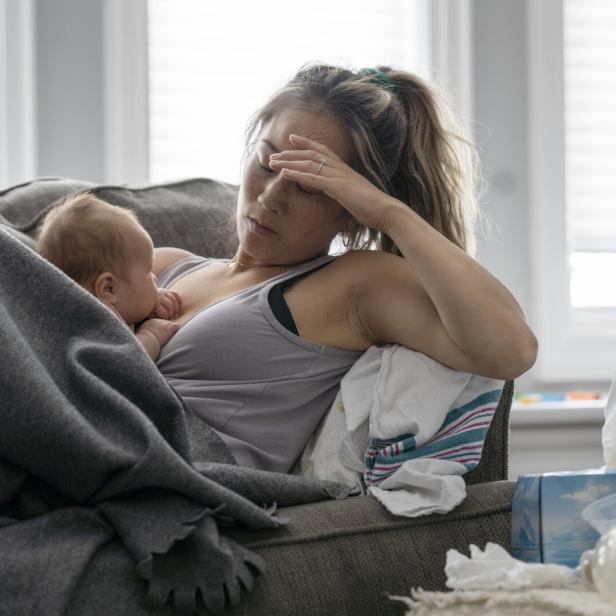 Eine müde Mutter und ihr Baby.