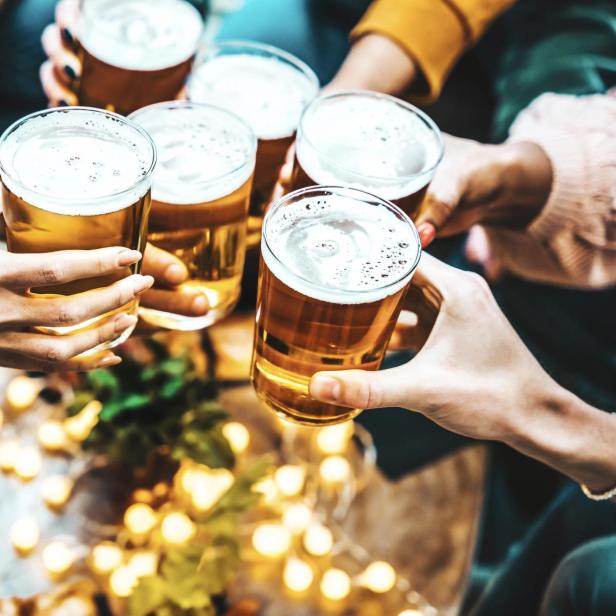 Gruppe von Menschen, die Bier im Brauerei-Pub-Restaurant trinken - Glückliche Freunde, die die Happy Hour am Stehtisch genießen - Nahaufnahme von Braugläsern - Lifestyle-Konzept für Speisen und Getränke - Stock-Fotografie