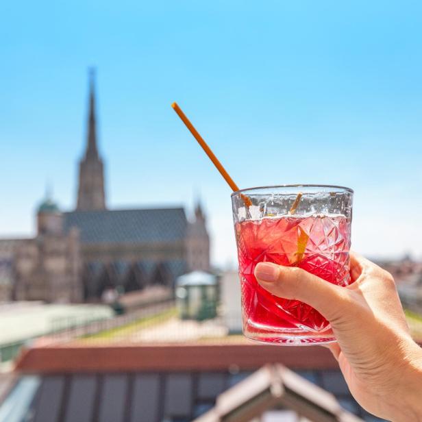 Cocktail genießen auf einer Rooftop-Bar in Wien