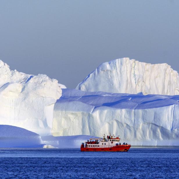 Mit dem Expeditionsboot kommt man nah an die Eisberge und an gigantischen Gletscher