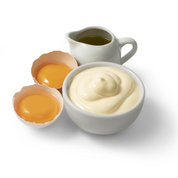 Mayonnaise in weißer Tasse - Stock-Fotografie