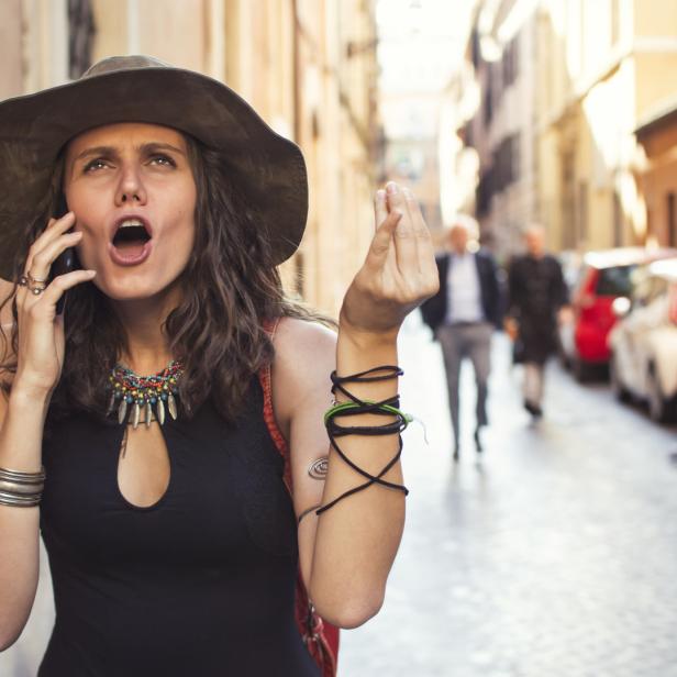 Diese Italienerin gestikuliert beim Telefonieren ganz wild mit ihren Händen