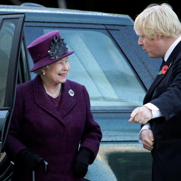 Queen Elizabeth und Boris Johnson im Jahr 2012