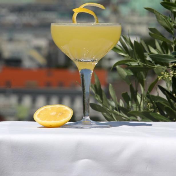Cocktail mit fruchtig gelber Färbung