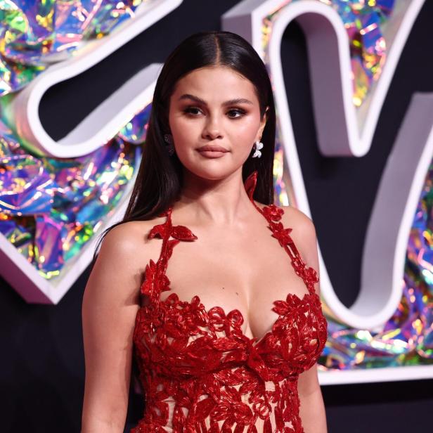 Selena Gomez im roten Kleid auf den VMAs