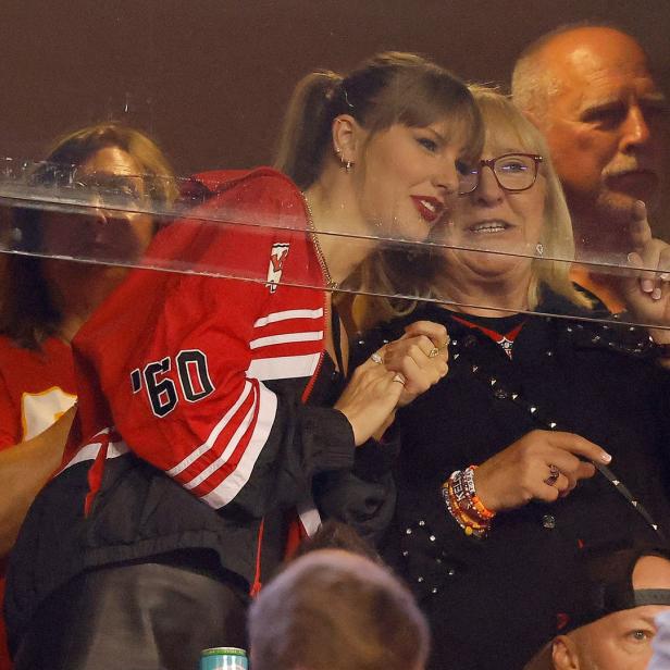 Taylor Swift und die Mutter von Travis Kelce, Donna Kelce