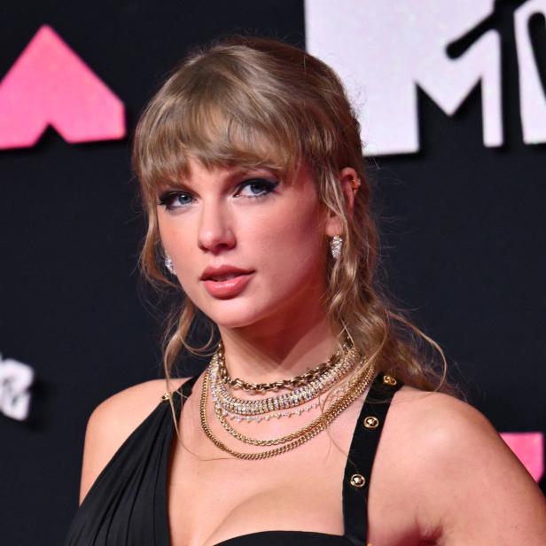 Taylor Swift vor einem MTV-Hintergrund