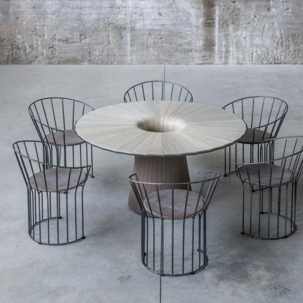 Runder Tisch mit sechs Stühlen rundherum
