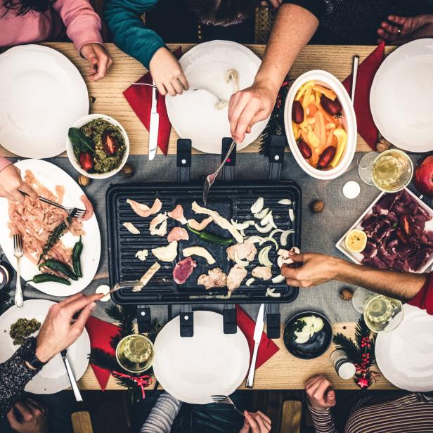 Familie isst Raclette.