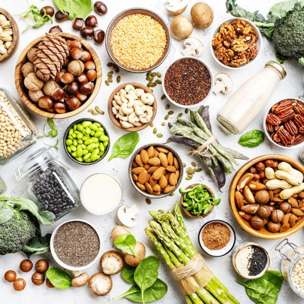 Tisch mit veganen Lebensmitteln, vegane Proteine, Hülsenfrüchte, Bohnen und Linsen, Nüsse, Samen, Sojabohnen, Spargel, Champignons, Spinat, Brokkoli