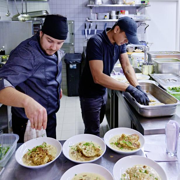 Boris Drlicek im Mimi im Stadtelefant Sonnwendviertel richtet vegane Knödel mit Schwammerlsauce an