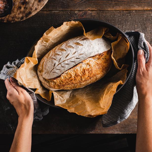 Laib Brot frisch aus dem Ofen geholt, frisch gebacken