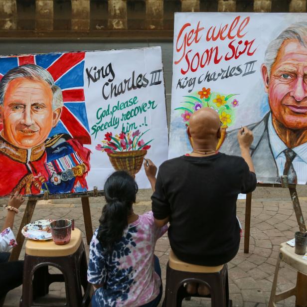 Eine indische Kunstschule gestaltet Plakate mit König Charles drauf