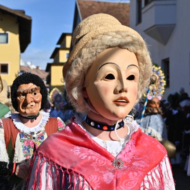 Verschiedene Masken (Larven) beim Imster Schemenlaufen, Männer in Frauentracht und mit Holzmasken