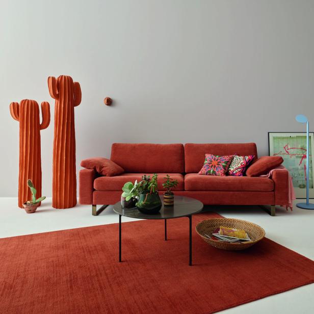 Ton in Ton. Ein Sofa mit dem passenden Teppich (gesehen bei schwarzott.at) – solche Akzente hauchen jedem Wohnzimmer neues Leben ein