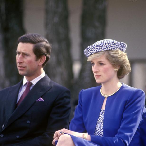 Prinzessin Diana und König Charles sitzen nebeneinander, Jahr 1986