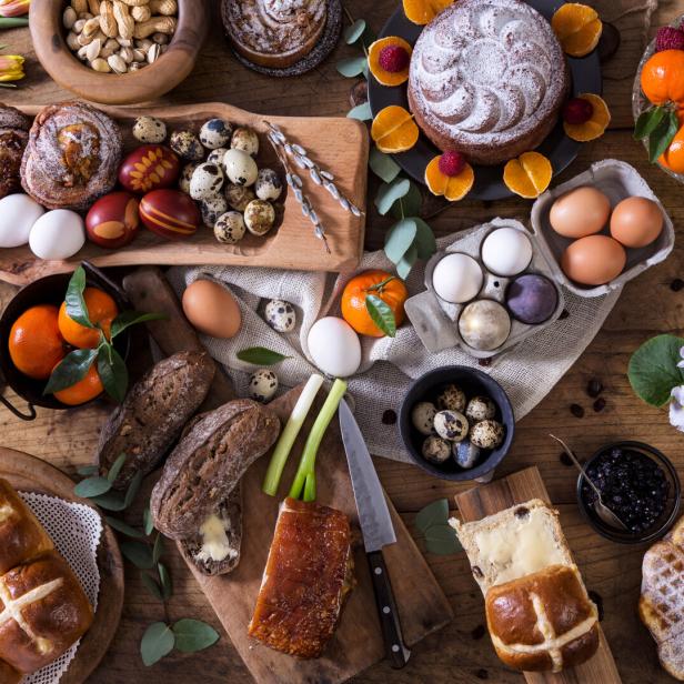 Oster Tisch mit Eiern, Kuchen, Brot und Waffeln