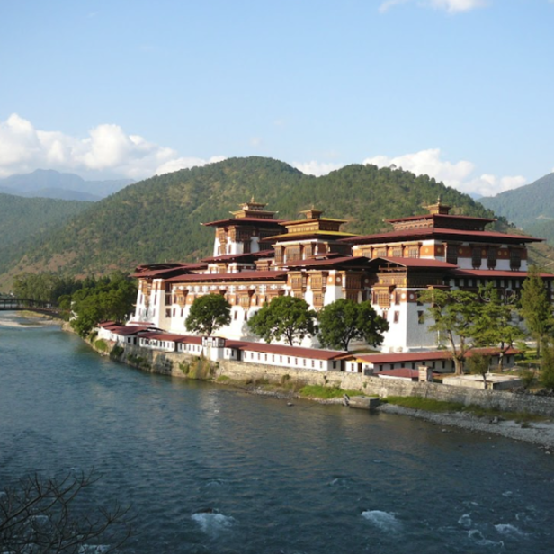 Der imposante Punakha Dzong inmitten des Punakha-Wangdue-Tals in Bhutan