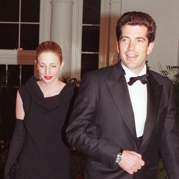 John F. Kennedy Jr. mit Carolyn Bessette-Kennedy bei einer Veranstaltung.