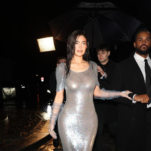 Kylie Jenner zeigt bei der Paris Fashion Week ein Naked-Dress zu Ehren der Margiela Couture Show by John Galliano